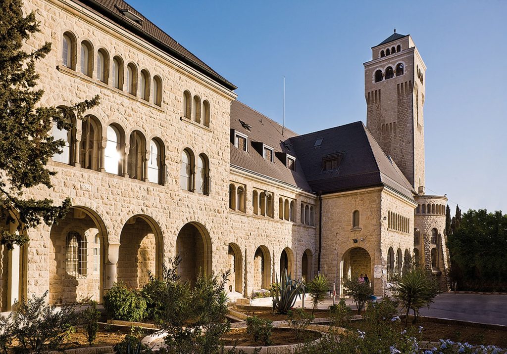 Die Himmelfahrtkirche auf dem Ölberg in Jerusalem. Außenansicht des Gebäudeensembles mit dem heutigen Hospital (links) und dem Kirchturm