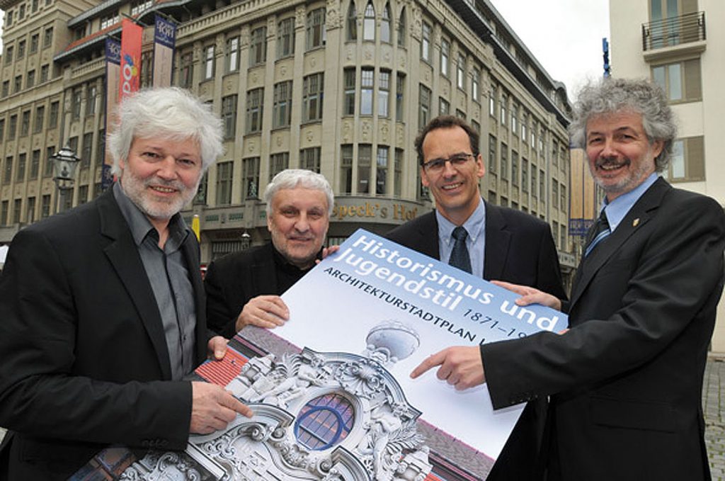 Thomas Liebscher (Passage-Verlag Leipzig), Dr. Wolfgang Hocquél (Kulturstiftung Leipzig), Volker Bremer (Geschäftsführer Leipzig Tourismus und Marketing GmbH) und Martin zur Nedden (Beigeordneter für Stadtentwicklung und Bau Leipzig) präsentieren den Architekturstadtplan Leipzig zum Historismus und Jugendstil