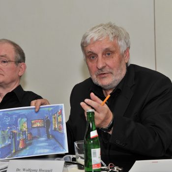 Rolf-Dieter Arens und Wolfgang Hocquél, Geschäftsführer der Kulturstiftung Leipzig, stellen das Projekt auf einer Pressekonferenz vor.