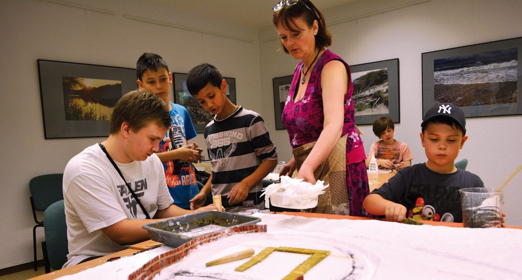 Schüler der August-Bebel-Grundschule  bei der Arbeit am Modell