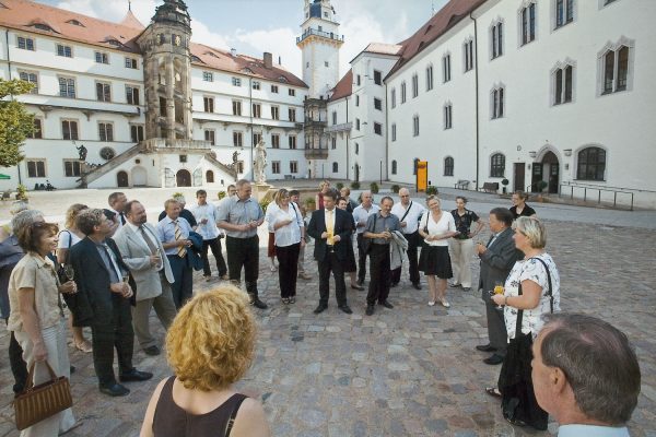 Die Oberbürgermeisterin von Torgau Andrea Staude und Kulturstiftungspräsident Walter Christian Steinbach begrüßen Sponsoren der Ausstellung